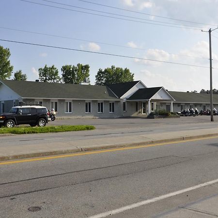 Buckingham Motel Les Pignons Verts מראה חיצוני תמונה