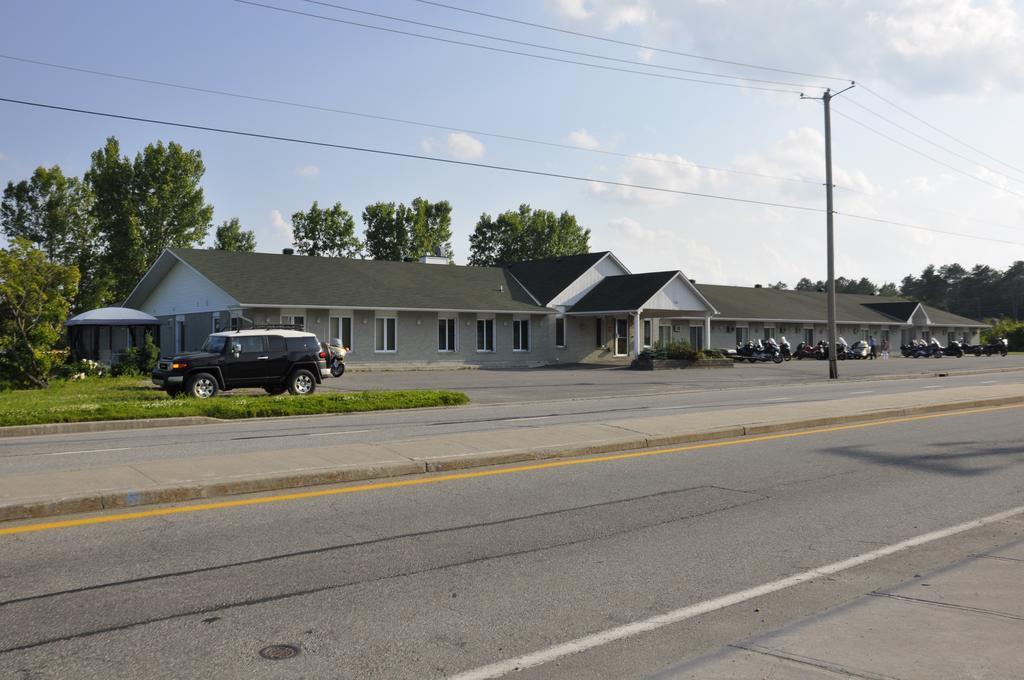 Buckingham Motel Les Pignons Verts מראה חיצוני תמונה